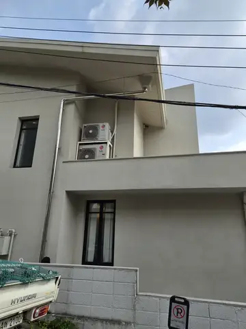 용인 공장시설보수 현장의 노후 구조물 보수 작업 모습