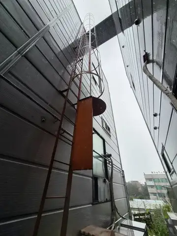 경기 용인 공장시설보수 현장 - 핸드레일 용접 및 도장 마무리 작업 (60번째 사례)